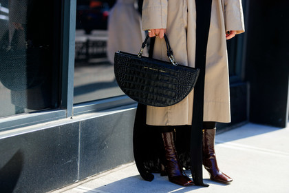 jen wonders, beige trench coat, black dress, black leather bag, round shape bag, hand bag, animal skin bag, burgundy leather boots, polish boots, low boots, high heels boots, fashion week, frenchystyle, FW, jonathan paciullo, street style, NYFW, NEW YORK, AUTUMN WINTER 2020-2021, FALL WINTER 2020-2021, FW 20-21, horizontal, atmosphere details, detail