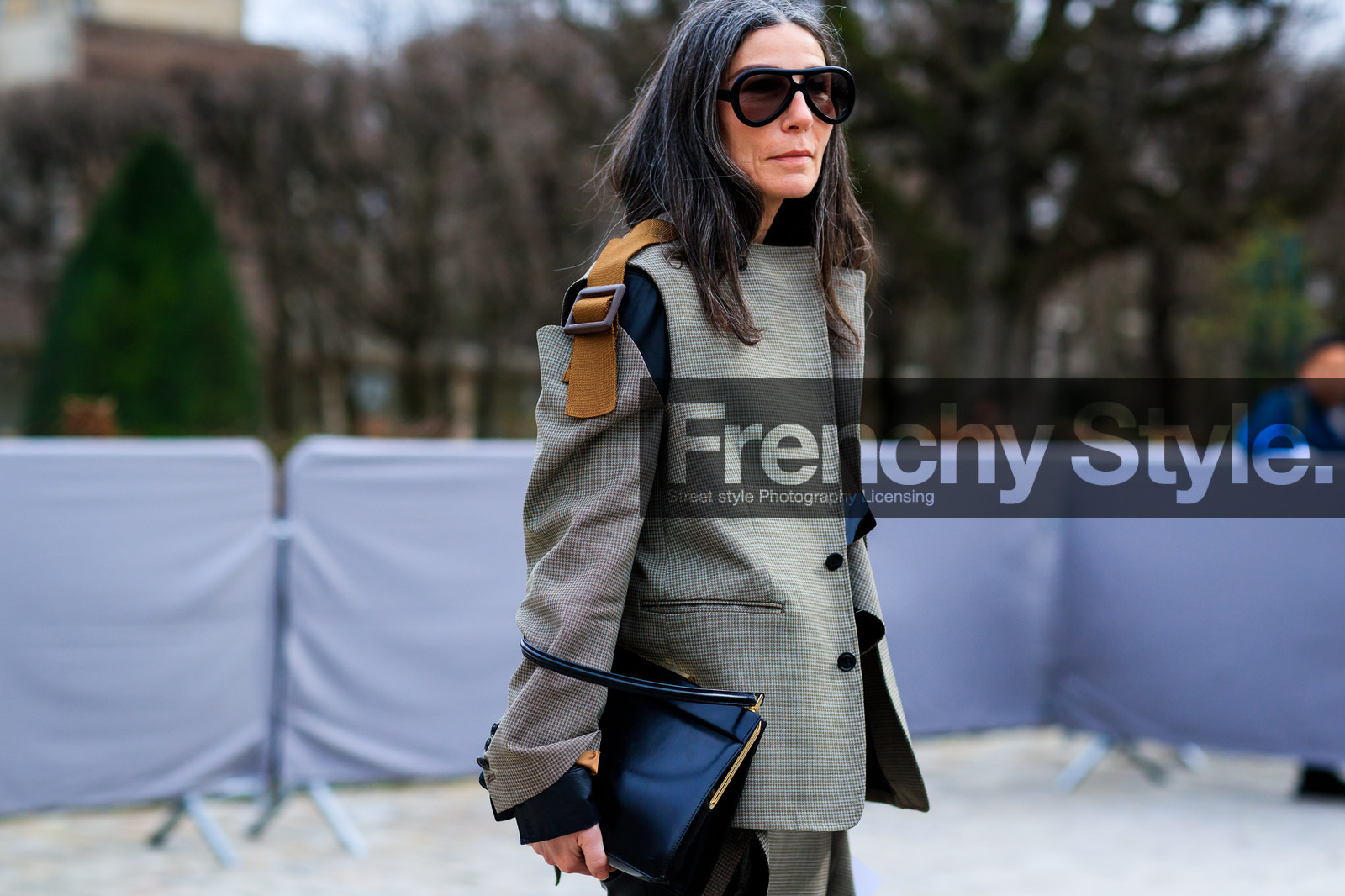 atmosphere details, AUTUMN WINTER 2017-2018, AW 17-18, black bag, detail, FALL WINTER 2017-2018, fashion week, frenchystyle, FW, FW 17-18, graphic jacket, grey jacket, horizontal, jonathan paciullo, leather bag, PARIS, PFW, street style, sunglasses, Véronique Tristram