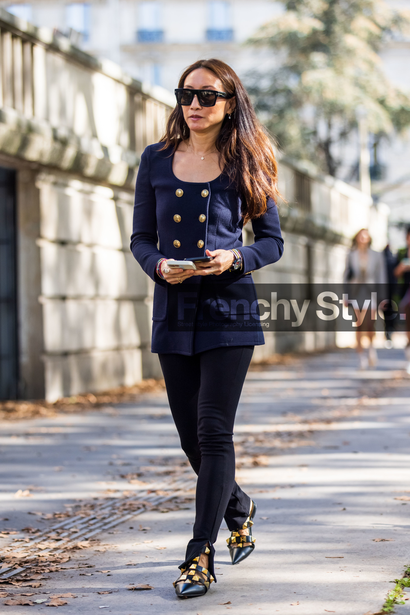 ballerines, black ballerines, black legging, black sunglasses, jacket, legging, navy jacket, sunglasses, valentino shoes, street style, jonathan paciullo, FW, frenchystyle, fashion week, PFW, PARIS, SPRING SUMMER 2022, SS 22, vertical, full length