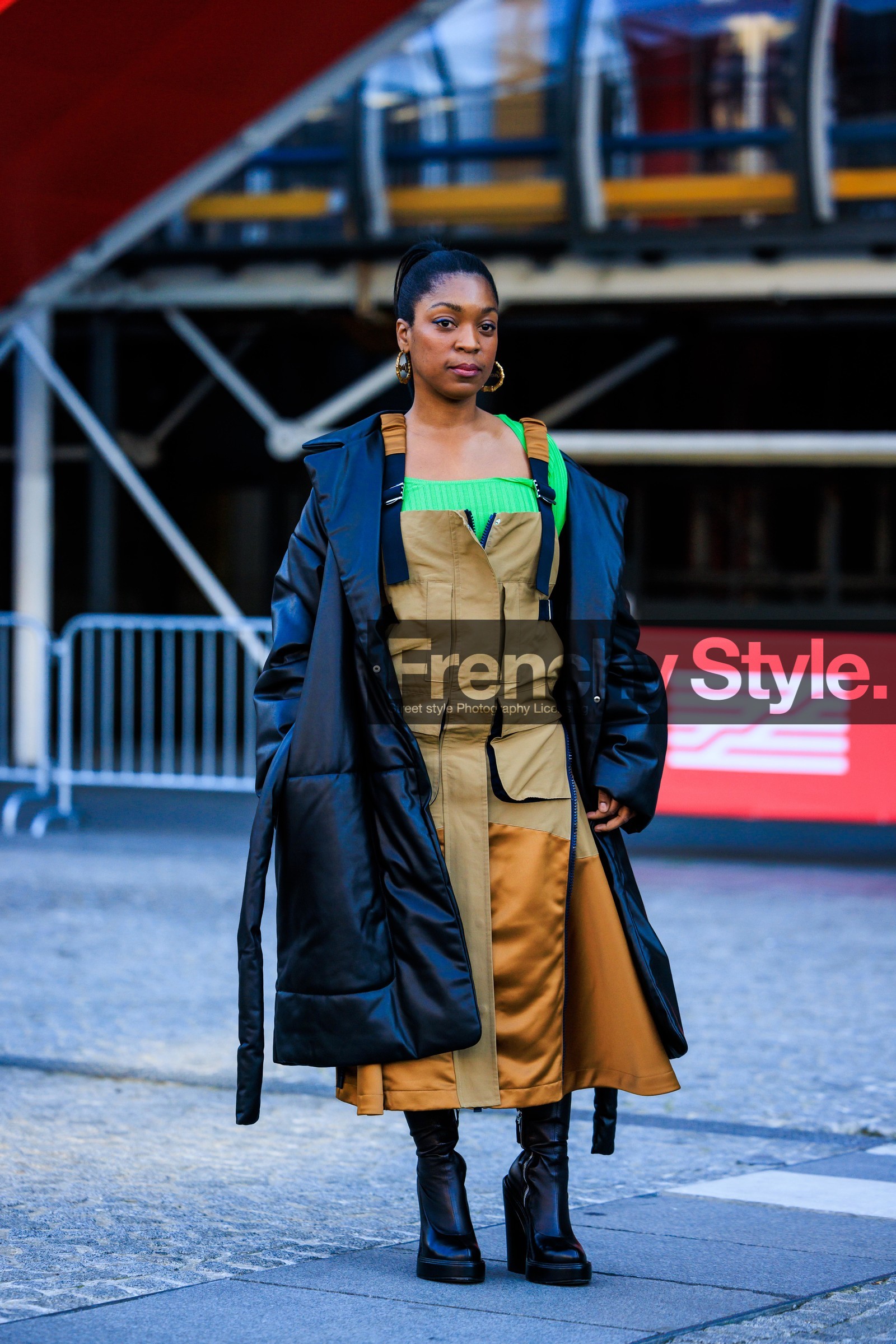 black coat, puffed coat, assymetric dress, camel dress, workwear dress, black boots, fluo green top, golden loops, rajni jacques, street style, jonathan paciullo, FW, frenchystyle, fashion week, AUTUMN WINTER 2022-2023, FALL WINTER 2022_2023, FW 22-23, PFW, PARIS, full length, vertical