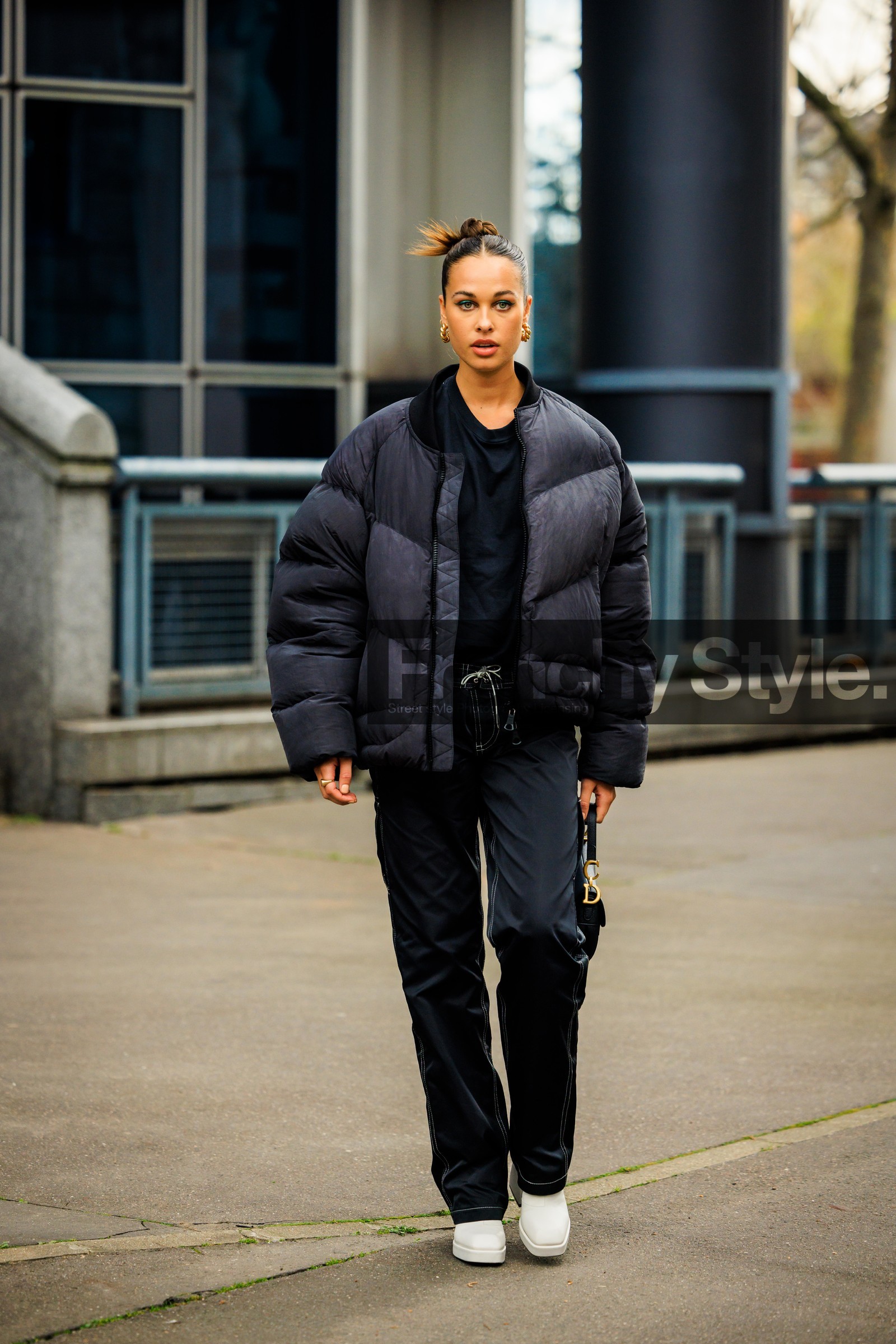 white shoes, head bow, golden loops, puffed jacker, winter jacker, black jacket, black tshirt, dark denim pants, blak jeans, mini saddle bag, dior bag, black handbag, sarah lysander, street style, jonathan paciullo, FW, frenchystyle, fashion week, AUTUMN WINTER 2022-2023, FALL WINTER 2022_2023, FW 22-23, PFW, PARIS, full length, vertical