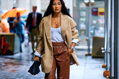 beige jacket, black bag, blazer, brown pants, leather bag, leather pants, nausheen shah, necklace, trousers, white t shirt, street style, jonathan paciullo, FW, frenchystyle, fashion week, NYFW, NEW YORK, SPRING SUMMER 2019, SS 19, atmosphere details, horizontal, detail