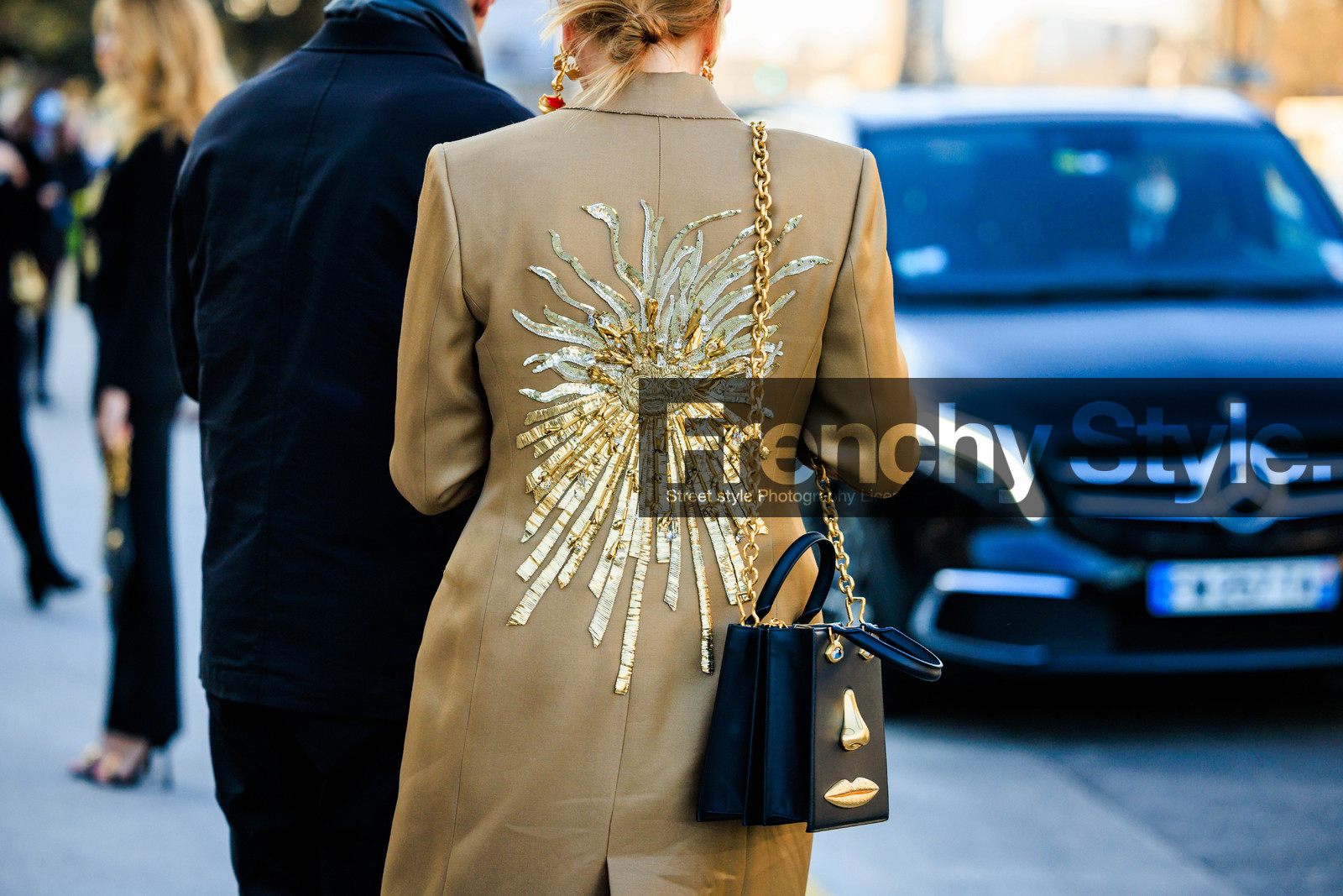 golden coat, embroidered coat, detail, back details, schiaparelli, schiaparelli bag, black handbag, golden bag, golden chain bag, fashion week, frenchystyle, FW, jonathan paciullo, street style, PARIS, PFW, SPRING SUMMER 2022, SS 22, atmosphere details, horizontal