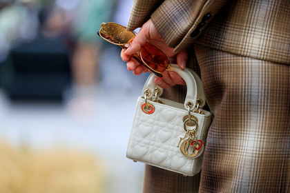 dior bag, lady dior bag, mini bag, hand bag, quilted bag, close up detail, bag detail, orange sunglasses, aviator sunglasses, golden frame sunglasses, vogue sunglasses, fashion week, frenchystyle, FW, jonathan paciullo, street style, PFW, PARIS, SPRING SUMMER 2022, SS 22, horizontal, atmosphere details, detail
