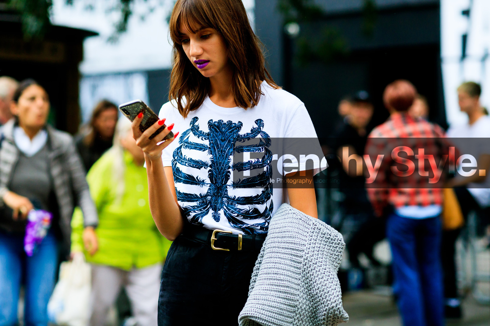 black belt, dark lips, graphic top, iphone, leather belt, printed t shirt, white t shirt, fashion week, frenchystyle, FW, jonathan paciullo, street style, LFW, LONDON, SPRING SUMMER 2019, SS 19, atmosphere details, horizontal, detail