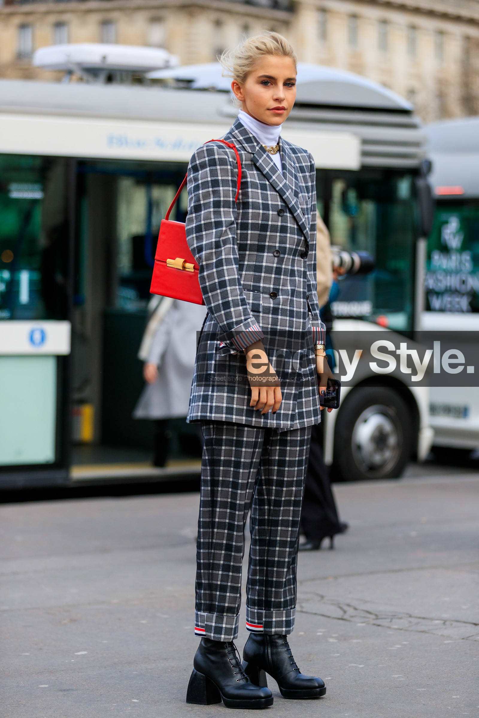 caro daur, red leather bag, shoulder bag, box bag, square shape bag, grey jacket, grey pants, grey suits, checked jacket, checked pants, checked suits, dark grey jacket, dark grey pants, dark grey suits, black leather boots, laced boots, big heels, high heels boots, nodaleto boots, turtleneck top, white top, golden necklace, big chain necklace, fashion week, frenchystyle, FW, jonathan paciullo, street style, PFW, PARIS, AUTUMN WINTER 2020-2021, FALL WINTER 2020-2021, FW 20-21, vertical, full length