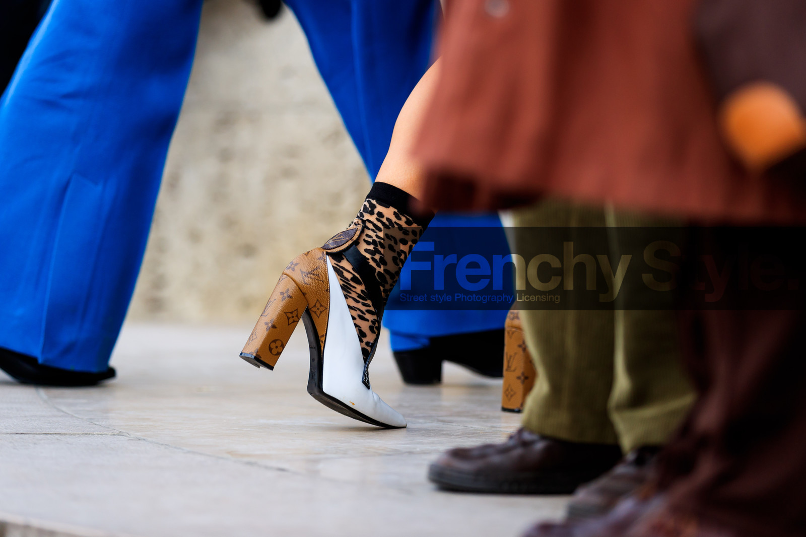 atmosphere details, AUTUMN WINTER 2017-2018, AW 17-18, black socks, detail, FALL WINTER 2017-2018, fashion week, frenchystyle, FW, FW 17-18, graphic shoes, high heels, horizontal, jonathan paciullo, leather shoes, louis vuitton, monogram, PARIS, PFW, printed shoes, street style, white shoes