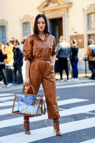 brown bag, brown belt, brown boots, brown jumpsuit, graphic bag, high boots, high heels, leather bag, leather belt, leather jumpsuit, leather shoes, printed bag, Tiffany Hsu, tone on tone, total look brown, transparent bag, trousers, MILAN, MFW, fashion week, frenchystyle, FW, jonathan paciullo, street style, AUTUMN WINTER 2019-2020, AW 19-20, FALL WINTER 2019-2020, FW 19-20, vertical, full length