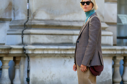 linda tol, turtleneck pullover, light blue pullover, checked jacket, beige pants, oversize pants, carrot pants, black sunglasses, butterfly sunglasses, metalic frame sunglasses, cartier ring, yellow shoes, sharp end shoes, crossbody bag, burgundy leather bag, high heels shoes, fashion week, frenchystyle, FW, jonathan paciullo, street style, atmosphere details, horizontal, detail