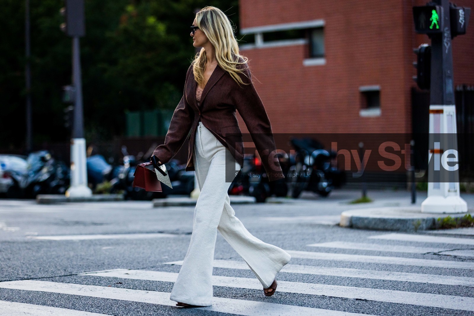 Anne Laure Mais, bag, black sunglasses, blazer, brown blazer, flare pants, oversize blazer, pants, rayban, red bag, sunglasses, white pants, street style, jonathan paciullo, FW, frenchystyle, fashion week, PFW, PARIS, SPRING SUMMER 2022, SS 22, horizontal, atmosphere details, full length