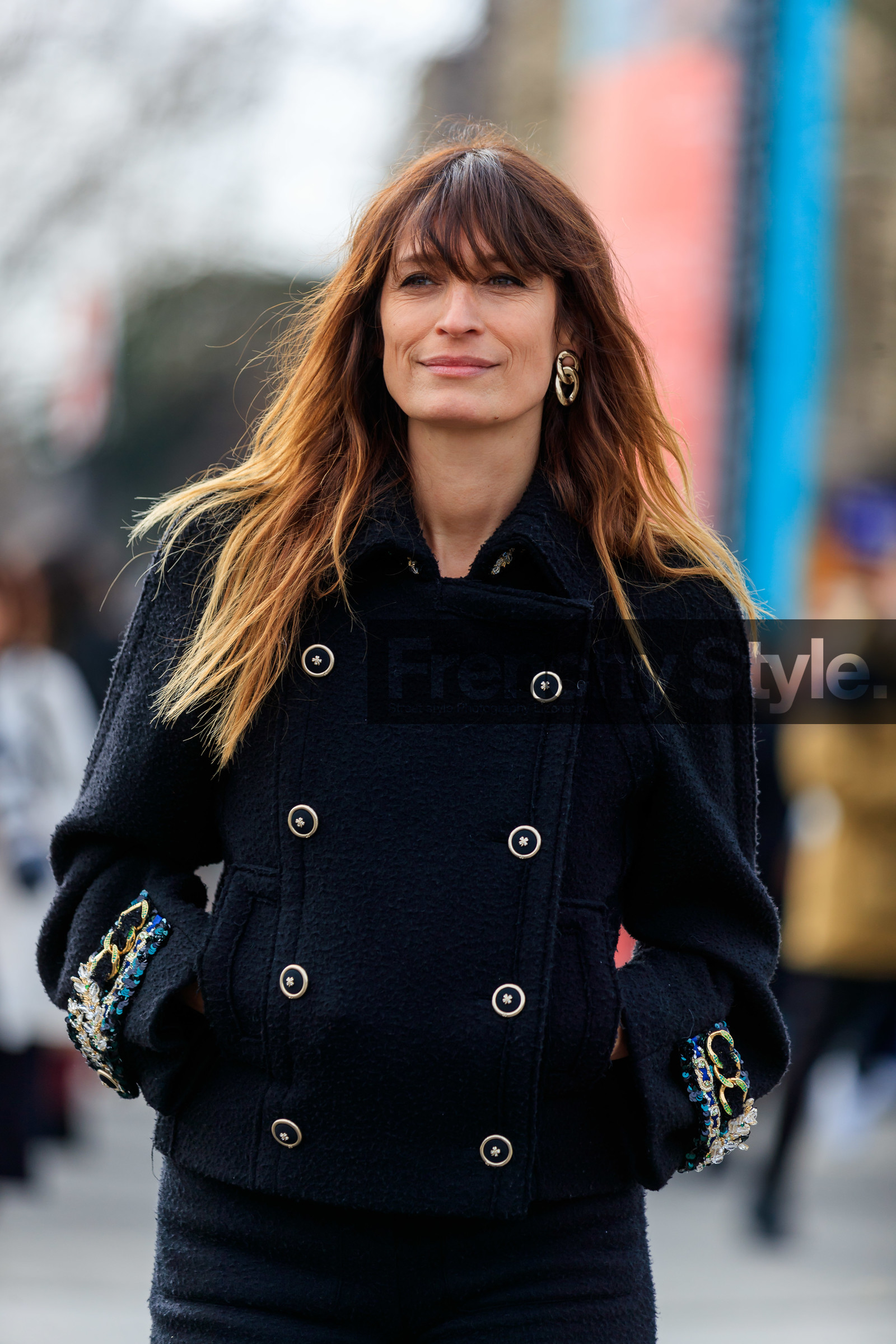 caroline de maigret, black jacket, black coat, black pants, woolen coat, woolen jacket, woolen pants, strassed coat, strassed jacket, chanel coat, chanel pants, fashion week, frenchystyle, FW, jonathan paciullo, street style, PFW, PARIS, vertical, atmosphere details, detail
