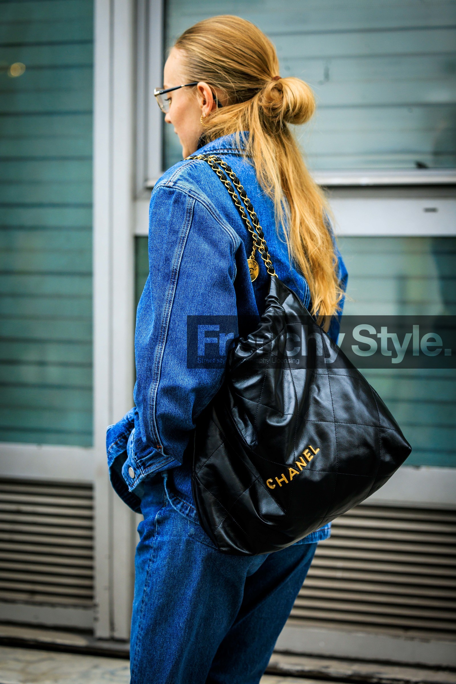 total denim look, glasses, belt, chanel belt, denim jacket, jeans, chanel bag, black bag, alexandra carl, fashion week, frenchystyle, FW, jonathan paciullo, street style, AUTUMN WINTER 2022-2023, FALL WINTER 2022_2023, FW 22-23, PFW, PARIS, vertical, detail