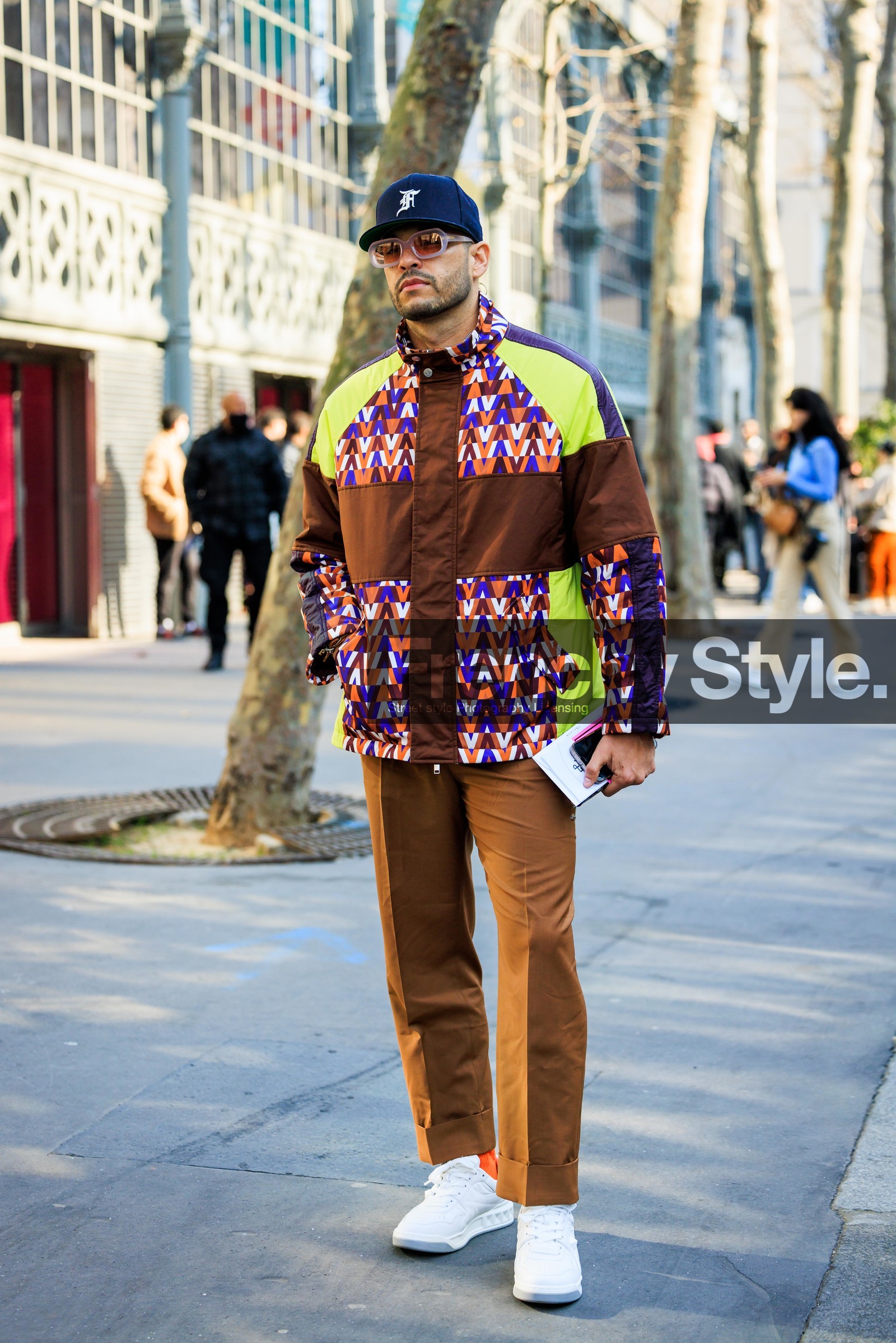 blue cap, valentino, valetino jacket, print jacket, multicolor jacket, brown toned jacket, orange toned jacket, sporty look, grey sunglasses, white sneakers, brown pants, street style, jonathan paciullo, FW, frenchystyle, fashion week, AUTUMN WINTER 2022-2023, FALL WINTER 2022_2023, FW 22-23, PARIS, PFW, full length, vertical