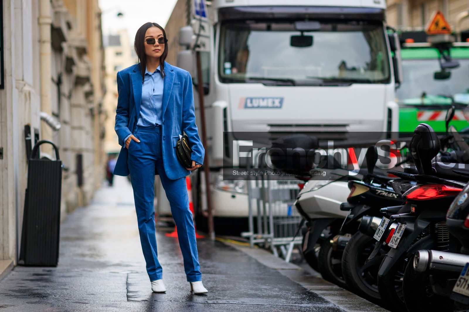 atmosphere details, black bag, blazer, blue jacket, blue pants, blue shirt, blue suit, chloé, fashion week, frenchystyle, full length, FW, high heels, horizontal, jonathan paciullo, leather bag, leather shoes, PARIS, PFW, SPRING SUMMER 2018, SS 18, street style, sunglasses, trousers, velvet, white boots, yoyo cao