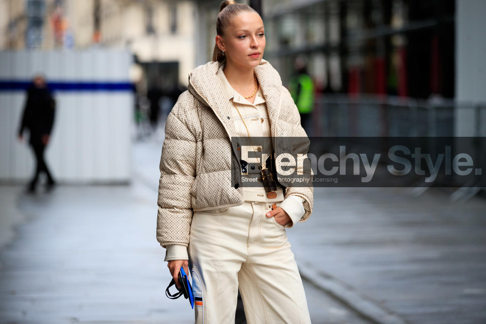 regina anikiy, white coat, white jeans, white jacket, down jacket, monogrammed coat, louis vuitton coat, louis vuitton pants, louis vuitton jacket, louis vuitton belt, louis vuitton total look, louis vuitton necklace, monogrammed necklace, box bag, long necklace, golden necklace, belted jacket, denim, denim jacket, denim total look, white total look, PARIS, PFW, fashion week, frenchystyle, FW, jonathan paciullo, street style, SPRING SUMMER 2021, SS 21, horizontal, atmosphere details, detail