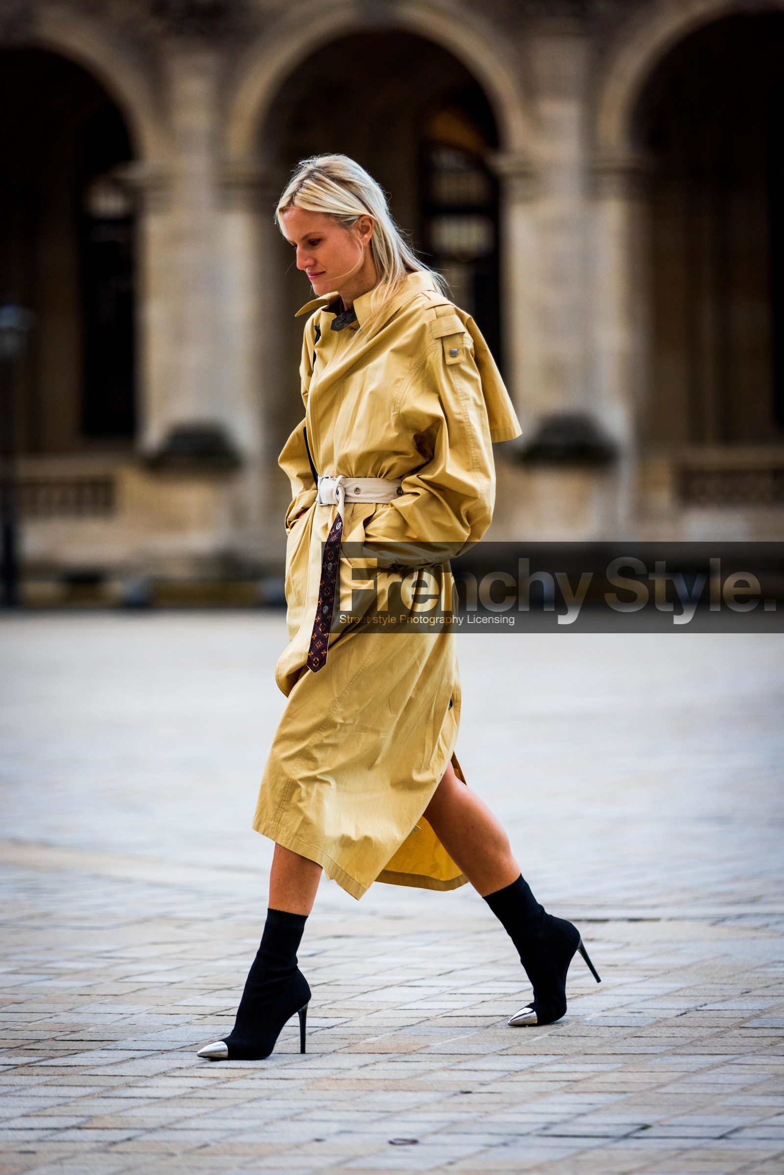 belted coat, bicolor shoes, black boots, boots, coat, louis vuitton look, white belt, yellow coat, fashion week, frenchystyle, FW, jonathan paciullo, street style, PFW, PARIS, SPRING SUMMER 2022, SS 22, vertical, full length