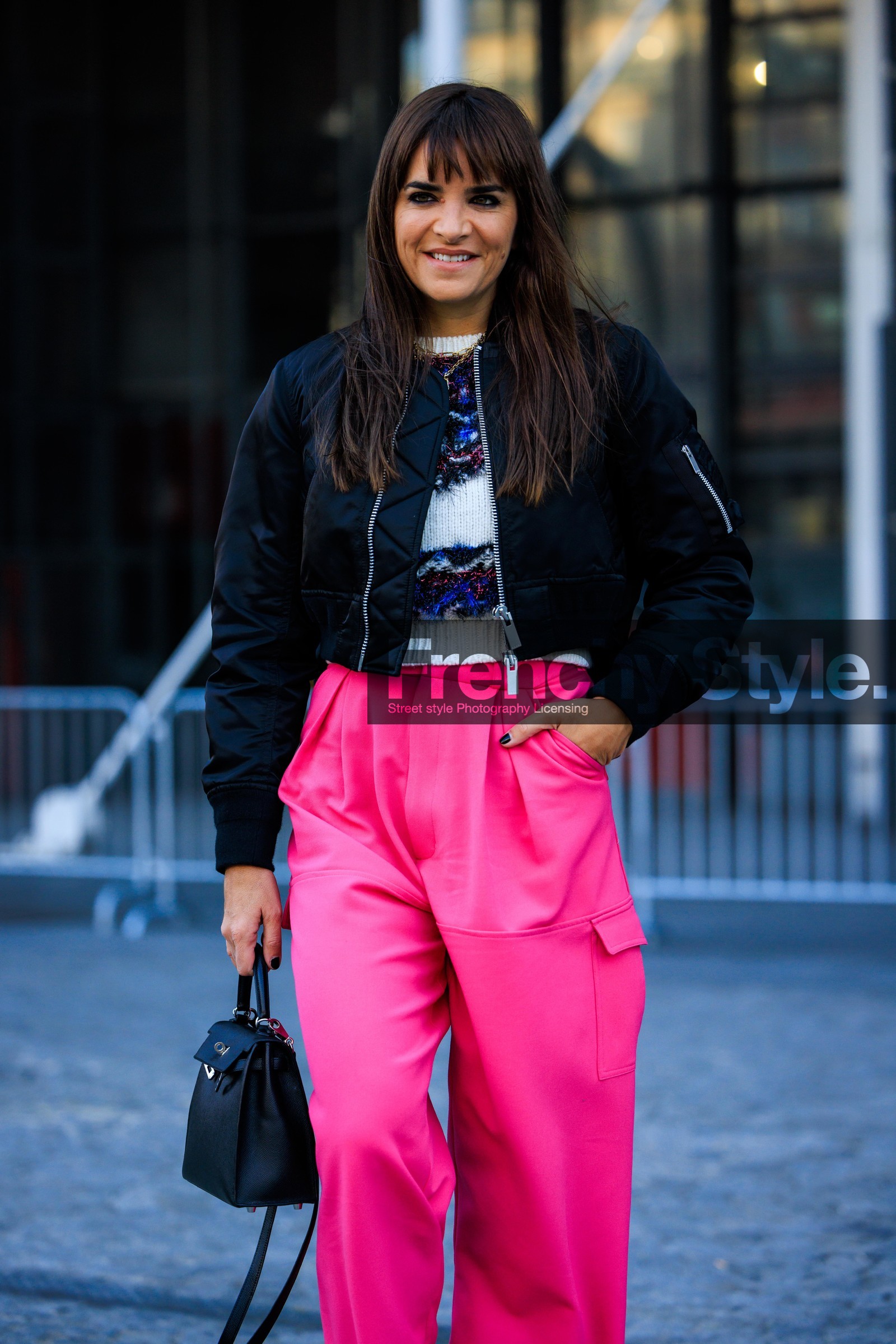 prink trousers, baggy trousers, cropped jakcet, smoky eyes, cropped jumper, knitted jumper, multicolor jumper, white kumper, black handbag, fringe hair, laure heriard dubreuil, street style, jonathan paciullo, FW, frenchystyle, fashion week, AUTUMN WINTER 2022-2023, FALL WINTER 2022_2023, FW 22-23, PFW, PARIS, vertical, detail