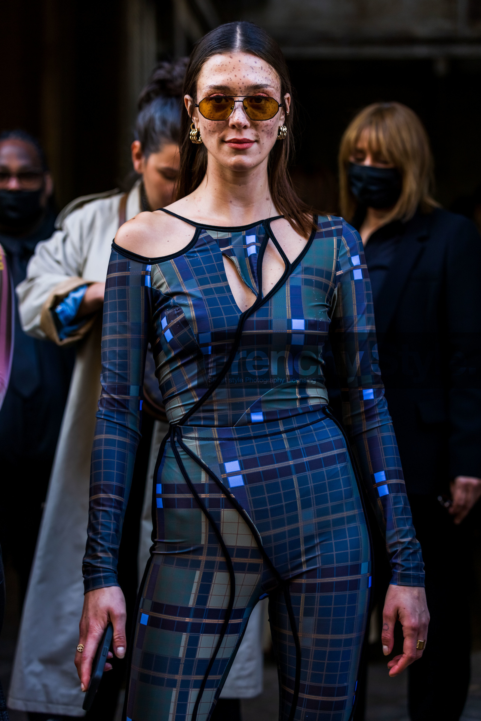 blue jumpsuit, brown sunglasses, check print, checked jumpsuit, cut out, earrings, gold earrings, jumpsuit, Maeva Marshall, navy jumpsuit, print, printed jumpsuit, sunglasses, street style, jonathan paciullo, FW, frenchystyle, fashion week, PFW, PARIS, SPRING SUMMER 2022, SS 22, vertical, atmosphere details, model