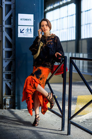 black sandals, black sweater, fashion week, frenchystyle, full length, FW, georgia pendlebury, high heels, jonathan paciullo, leather bag, leather shoes, MENSWEAR, orange skirt, PARIS, PFW, printed skirt, printed sweater, red bag, SPRING SUMMER 2018, SS 18, straw hat, street style, tie & die, vertical