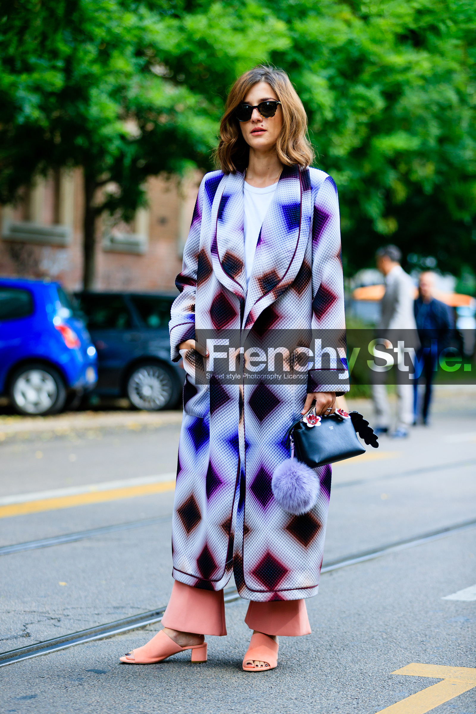 black bag, eleonora carisi, fashion week, fendi, frenchystyle, full length, FW, geometric, graphic coat, jonathan paciullo, leather bag, leather shoes, MFW, MILAN, mini bag, pink pants, pink shoes, printed coat, purple coat, purple fur, SPRING SUMMER 2017, SS 17, street style, sunglasses, trousers, vertical