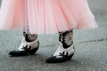 black and white shoes, cowboy boots, leather shoes, pink skirt, tulle, MILAN, MFW, fashion week, frenchystyle, FW, jonathan paciullo, street style, AUTUMN WINTER 2019-2020, AW 19-20, FALL WINTER 2019-2020, FW 19-20, atmosphere details, detail, horizontal