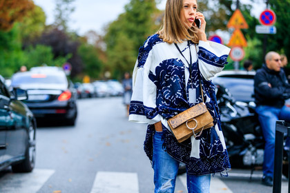 atmosphere details, beige bag, blue denim, blue shirt, denim pants, detail, fashion week, frenchystyle, FW, horizontal, jeans, jonathan paciullo, leather bag, PARIS, PFW, snake print, SPRING SUMMER 2017, SS 17, street style, trousers, white shirt