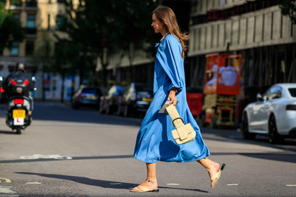 blue dress, long dress, long sleeves dress, loose dress, pearl necklace, white leather bag, hand bag, golden buckle bag, flat sandals, flip flop shoes, beige leather flip flop, fashion week, frenchystyle, FW, jonathan paciullo, street style, atmosphere details, horizontal, full length