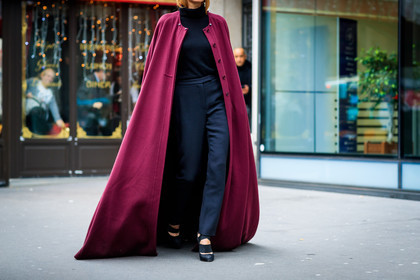 black pants, black shoes, black turtleneck, bordeaux, burgundy, cape, high heels, leather shoes, long coat, trousers, fashion week, frenchystyle, FW, jonathan paciullo, street style, PFW, PARIS, SPRING SUMMER 2017, SS 17, HAUTE COUTURE, atmosphere details, detail, horizontal, leila yavari