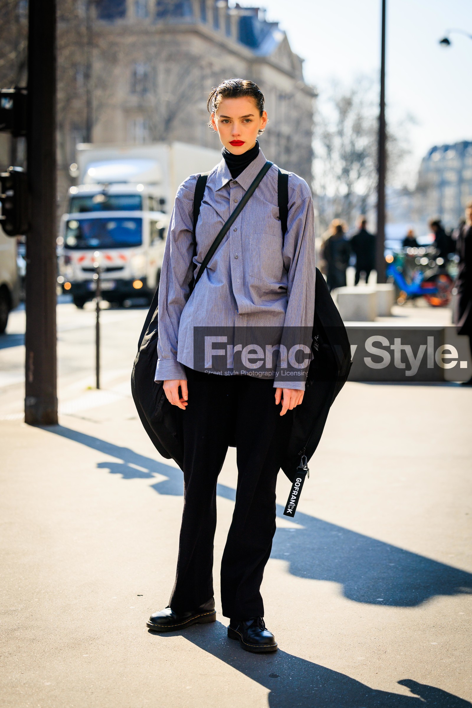 short hair, black turtleneck, grey shirt, black trousers, red lips, wet hair, black shoes, dr martens, black backpack, model, street style, jonathan paciullo, FW, frenchystyle, fashion week, AUTUMN WINTER 2022-2023, FALL WINTER 2022_2023, FW 22-23, PFW, PARIS, full length, vertical