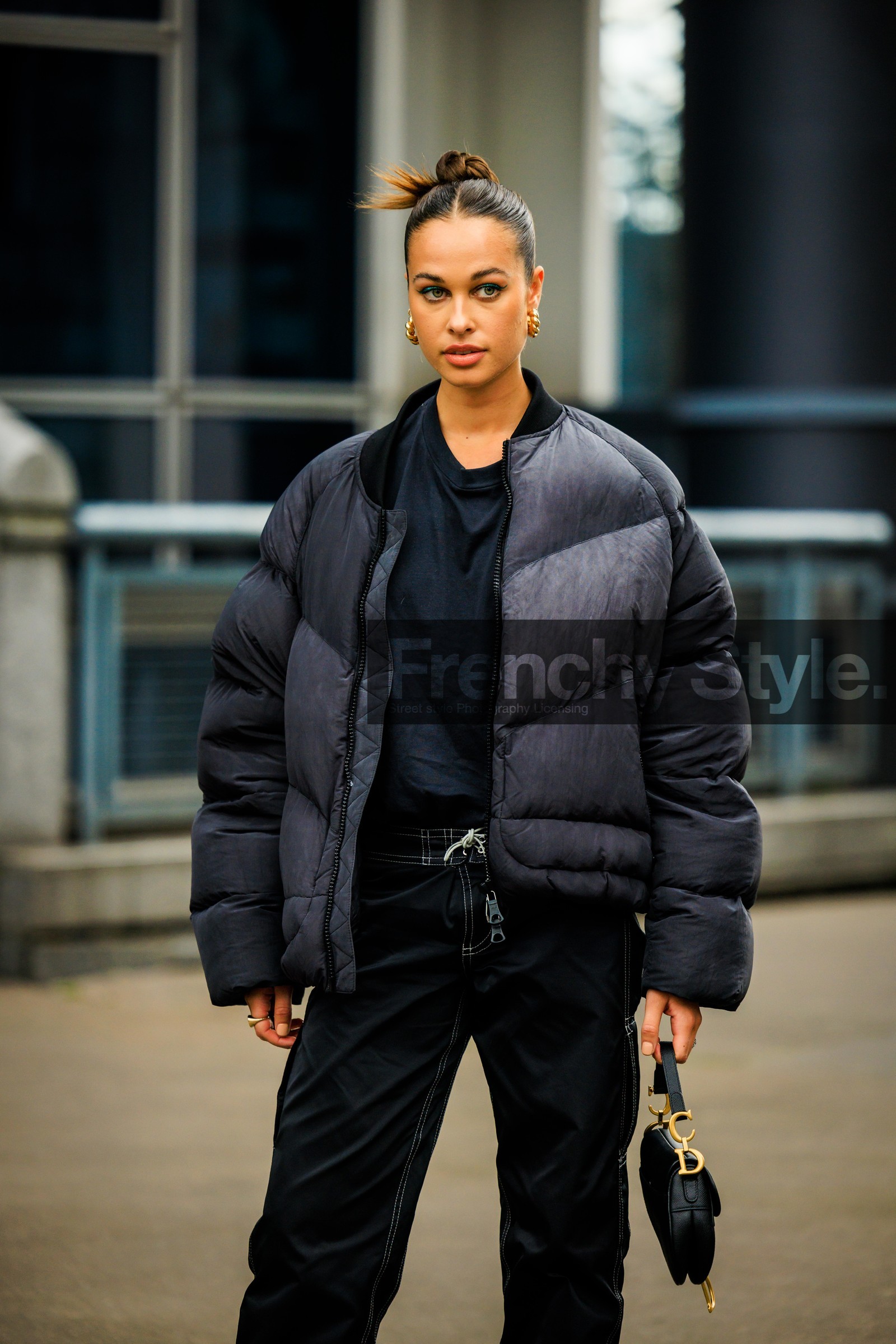 head bow, golden loops, puffed jacker, winter jacker, black jacket, black tshirt, dark denim pants, blak jeans, mini saddle bag, dior bag, black handbag, sarah lysander, street style, jonathan paciullo, FW, frenchystyle, fashion week, AUTUMN WINTER 2022-2023, FALL WINTER 2022_2023, FW 22-23, PFW, PARIS, vertical, detail