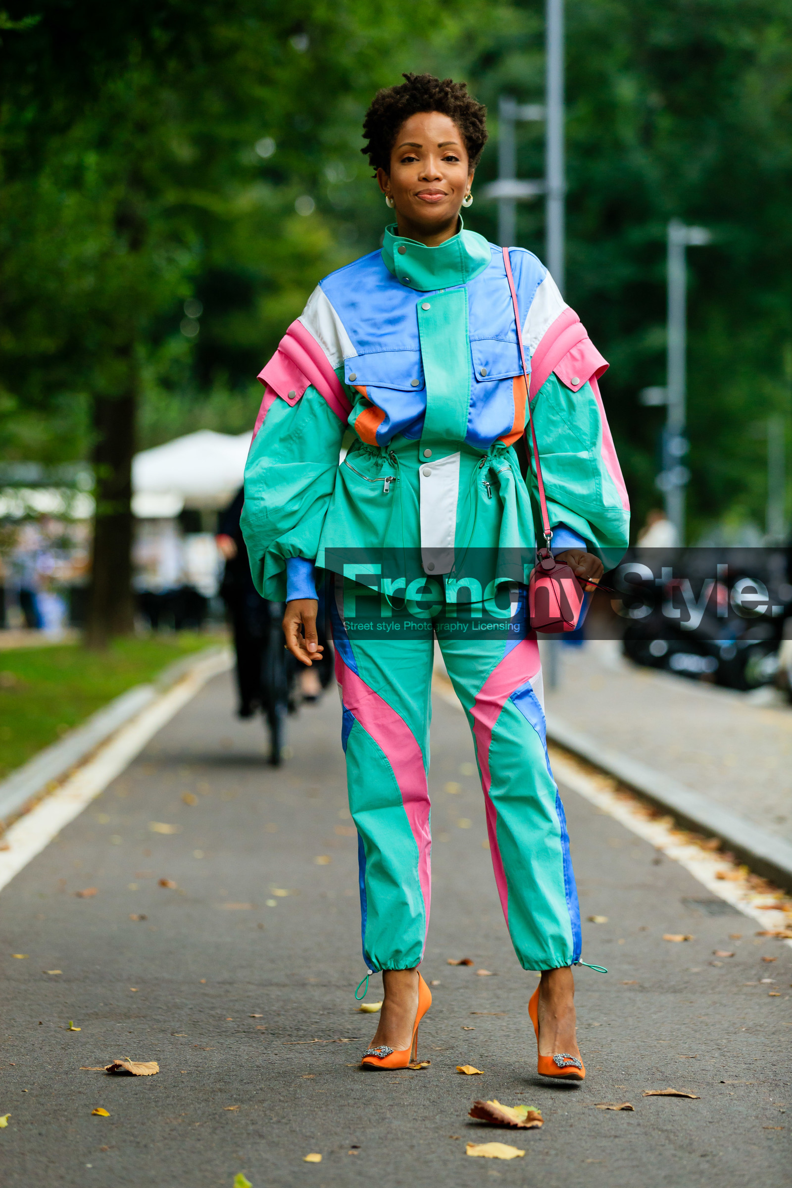 90's look, sportswear, sportswear jacket, sportswear look, green jacket, green pants, pink jacket, pink pants, blue pants, blue jacket, satin jacket, satin pants, patchwork jacket, patchwork pants, belted jacket, vintage look, vintage jacket, vintage pants, jogging pants, oversize shoulder, orange pumps, strassed pumps, manolo blahnik shoes, satin pumps, covid face mask, street style, jonathan paciullo, FW, frenchystyle, fashion week, MFW, MILAN, SPRING SUMMER 2021, SS 21, vertical, full length