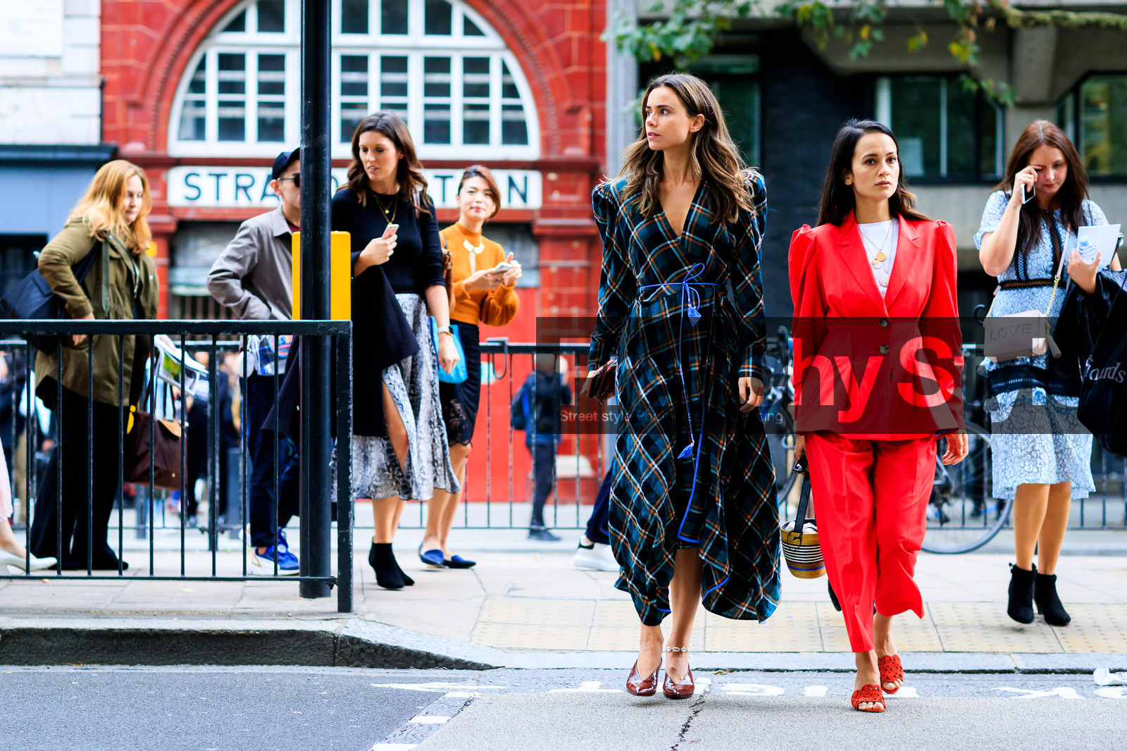 anna rosa vitiello, basket, blazer, bordeaux, burgundy, checked, florrie thomas, graphic dress, leather shoes, necklace, plaid, printed dress, red jacket, red pants, red shoes, red suit, tartan, fashion week, frenchystyle, FW, jonathan paciullo, street style, LFW, LONDON, SPRING SUMMER 2019, SS 19, atmosphere details, horizontal, full length