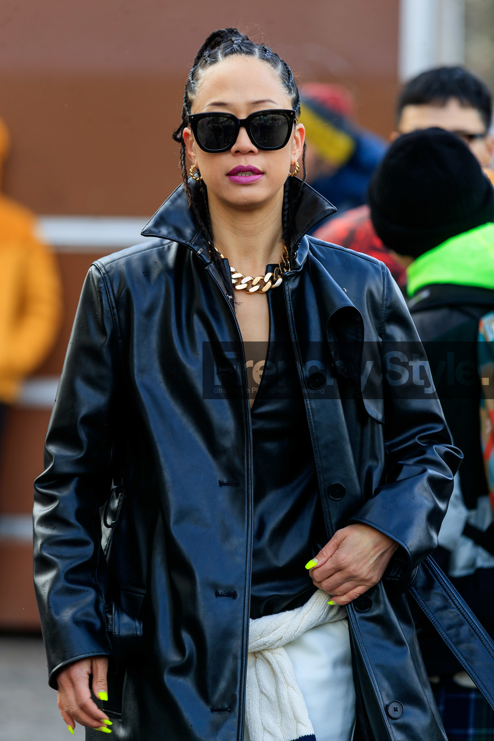 black leather trench coat, black top, black cardigan, zipped cardigan, zipped top, satin top, satin cardigan, big chain necklace, golden necklace, black sunglasses, white pullover, white pants, neon yellow nails, nail art, nails details, fashion week, frenchystyle, FW, jonathan paciullo, street style, PFW, PARIS, AUTUMN WINTER 2020-2021, FALL WINTER 2020-2021, FW 20-21, vertical, atmosphere details, detail