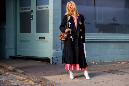 ada kokosar, black coat, camel bag, graphic bag, high heels, jw anderson, leather bag, leather shoes, pink dress, printed bag, white shoes, fashion week, frenchystyle, FW, jonathan paciullo, street style, LFW, LONDON, SPRING SUMMER 2019, SS 19, atmosphere details, horizontal, full length