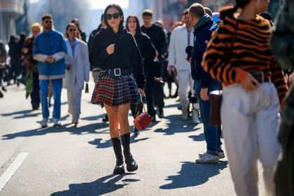yoyo cao, mini skirt, pleated skirt, checked skirt, black leather belt, black hoodie, black leather boots, red leather bag, multicolor skirt, big strap bag, flat boots, prada boots, big sole boots, laced boots, fashion week, frenchystyle, FW, jonathan paciullo, street style, MFW, MILAN, AUTUMN WINTER 2020-2021, FALL WINTER 2020-2021, FW 20-21, horizontal, atmosphere details, full length