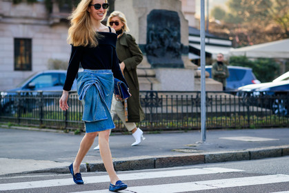 black sweater, blue denim, denim bag, denim shoes, denim skirt, leather bag, leather shoes, sunglasses, MILAN, MFW, fashion week, frenchystyle, FW, jonathan paciullo, street style, AUTUMN WINTER 2019-2020, AW 19-20, FALL WINTER 2019-2020, FW 19-20, atmosphere details, detail, horizontal