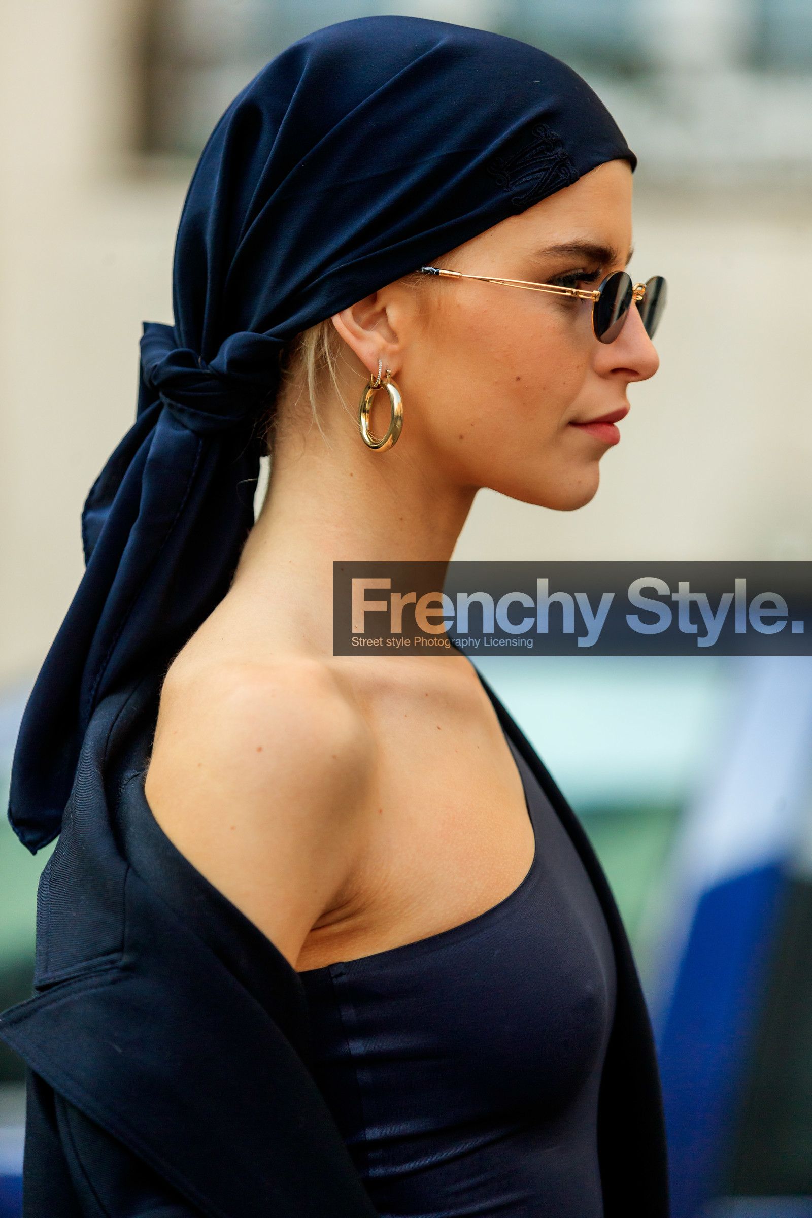 asymetric, black coat, black scarf, black top, caro daur, earrings, headscarf, one shoulder, sunglasses, MILAN, MFW, fashion week, frenchystyle, FW, jonathan paciullo, street style, AUTUMN WINTER 2019-2020, AW 19-20, FALL WINTER 2019-2020, FW 19-20, vertical, atmosphere details, detail