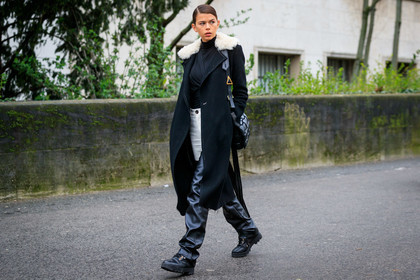 model, black coat, black top, black leather boots, black leather pants, light beige pants, bicolor pants, drape top, turtleneck top, white coat, white collar, bicolor coat, fur coat, fur collar coat, plaited bag, shoulder bag, bottega veneta bag, laced boots, flat boots, fashion week, frenchystyle, FW, jonathan paciullo, street style, PFW, PARIS, horizontal, atmosphere details, full length