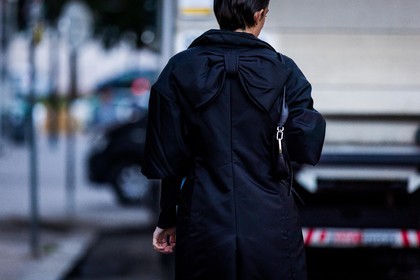 back, back detail, black bag, black coat, black monochrome, bow, coat, Elisa Paulette Vicente, monochrome, street style, jonathan paciullo, FW, frenchystyle, fashion week, PFW, PARIS, SPRING SUMMER 2022, SS 22, horizontal, atmosphere details
