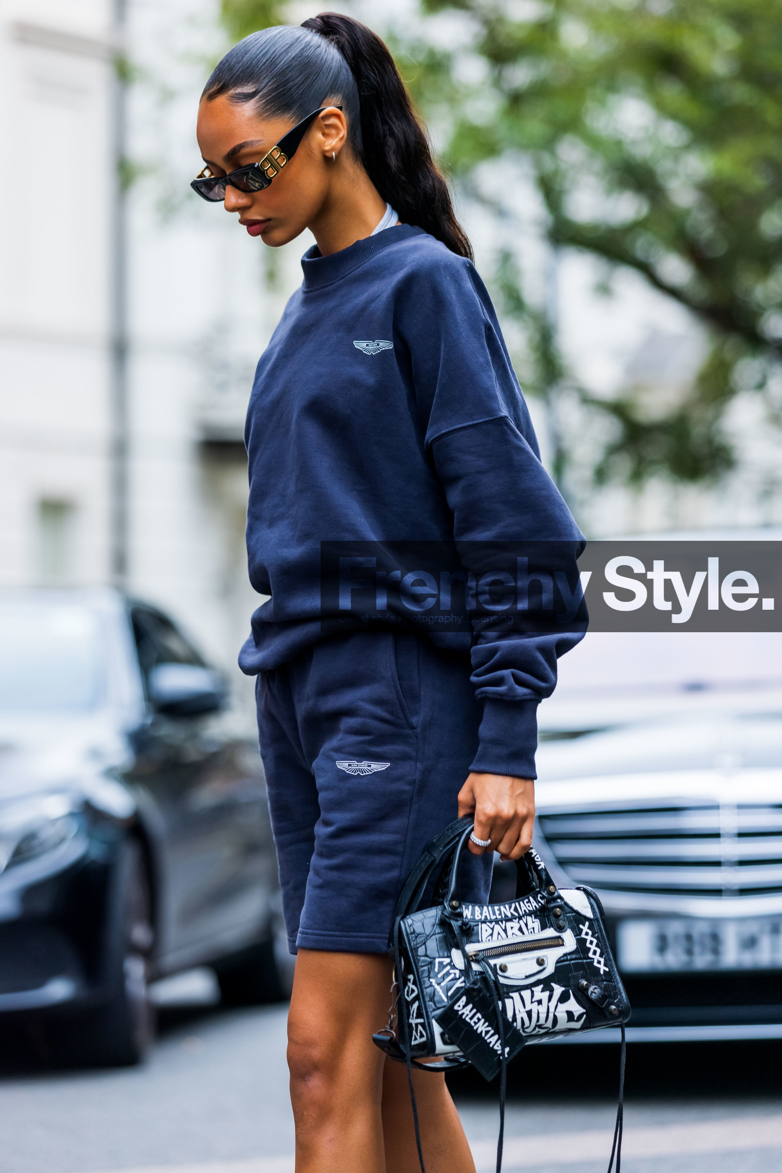 Jamila Stand, sporty, black, shorts, sunglasses, balenciaga, leather, sweatshirt, fashion week, frenchystyle, FW, jonathan paciullo, street style, SS 22, SPRING SUMMER 2022, LFW, LONDON, vertical, atmosphere details, detail
