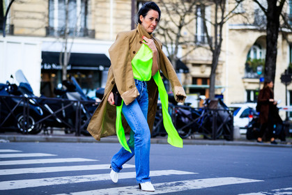 atmosphere details, AUTUMN WINTER 2017-2018, AW 17-18, beige coat, blue denim, céline, denim pants, FALL WINTER 2017-2018, fashion week, fluo, frenchystyle, full length, FW, FW 17-18, green top, high heels, horizontal, jeans, jonathan paciullo, leather shoes, PARIS, PFW, street style, trench coat, trousers, white shoes