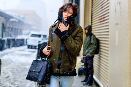 atmosphere details, AUTUMN WINTER 2017-2018, AW 17-18, black bag, black fur, blue denim, denim pants, detail, FALL WINTER 2017-2018, fashion week, frenchystyle, FW, FW 17-18, green jacket, horizontal, jeans, jonathan paciullo, leather bag, leather jacket, model, NEW YORK, NYFW, shearling, street style, trousers