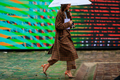 checked coat, checked pants, camel coat, camel pants, plaid coat, red coat, red leather shoes, leopard printed shoes, sling back shoes, high heels shoes, yellow pants, fashion week, frenchystyle, FW, jonathan paciullo, street style, PFW, PARIS, horizontal, atmosphere details, detail