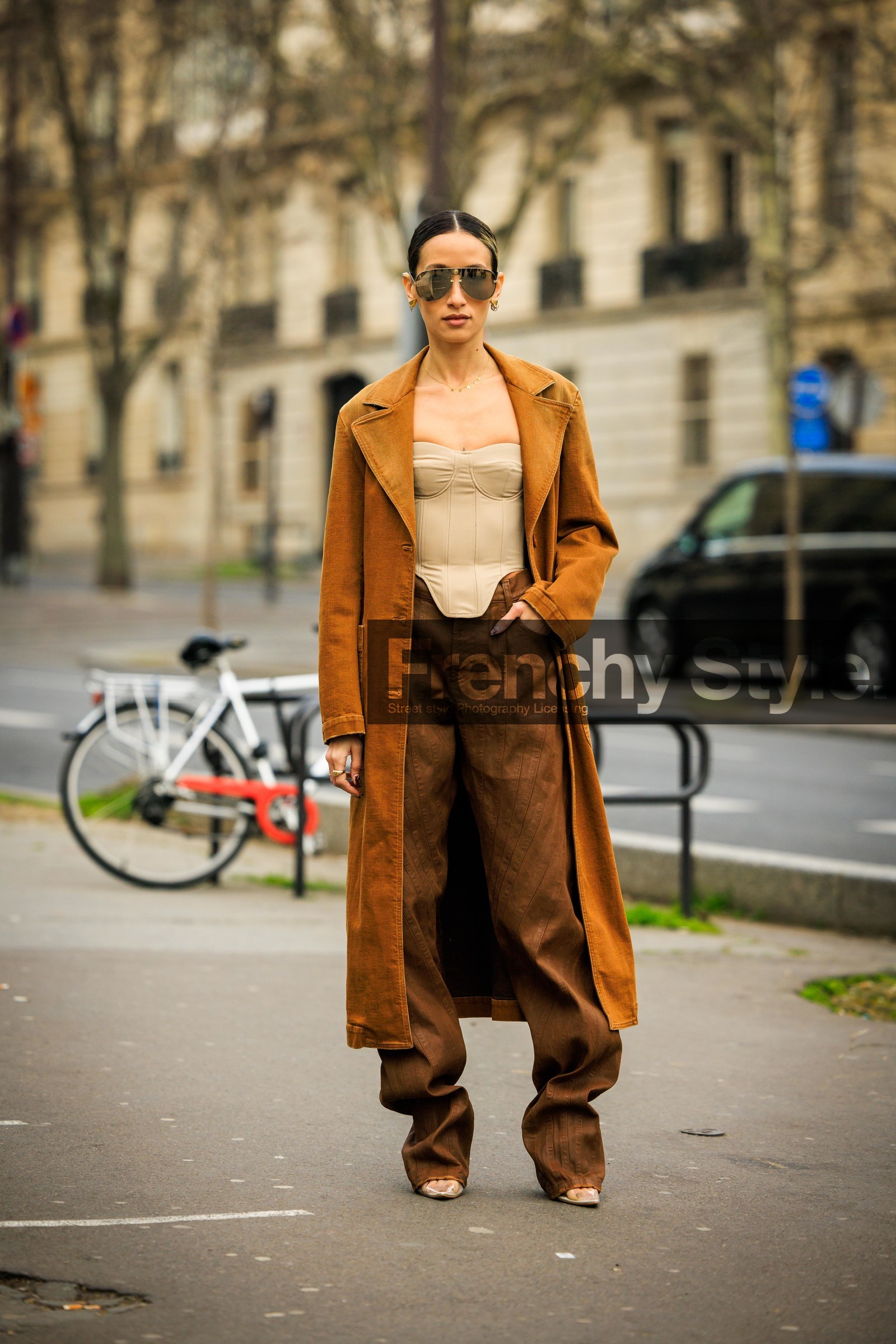 big sunglasses, beige corset, corset top, camel trench, denim trench coat, stud earrings, brown trousers, baggy pants, transparent shoes, earthy colors, alexandra guerain, fashion week, frenchystyle, FW, jonathan paciullo, street style, AUTUMN WINTER 2022-2023, FALL WINTER 2022_2023, FW 22-23, PFW, PARIS, vertical, full length