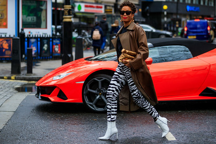 brown leather trench coat, brown trench coat, black t-shirt, black pants, white pants, white leather boots, striped pants, animal print pants, tight pants, low boots, high heels boots, golden bag, golden earrings, hoop earrings, round shape earrings, dangling earrings, celine sunglasses, futurist shape sunglasses, butterfly sunglasses, black sunglasses, fashion week, frenchystyle, FW, jonathan paciullo, street style, LFW, LONDON, AUTUMN WINTER 2020-2021, FALL WINTER 2020-2021, FW 20-21, horizontal, atmosphere details, full length