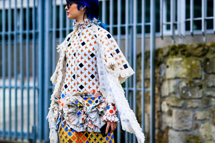 atmosphere details, AUTUMN WINTER 2017-2018, AW 17-18, blue hair, detail, dyed hair, FALL WINTER 2017-2018, fashion week, frenchystyle, FW, FW 17-18, geometric, graphic shirt, graphic skirt, horizontal, jonathan paciullo, multicolor skirt, PARIS, PFW, printed shirt, printed skirt, ruffles, sita abellan, street style, sunglasses, white shirt, yellow skirt