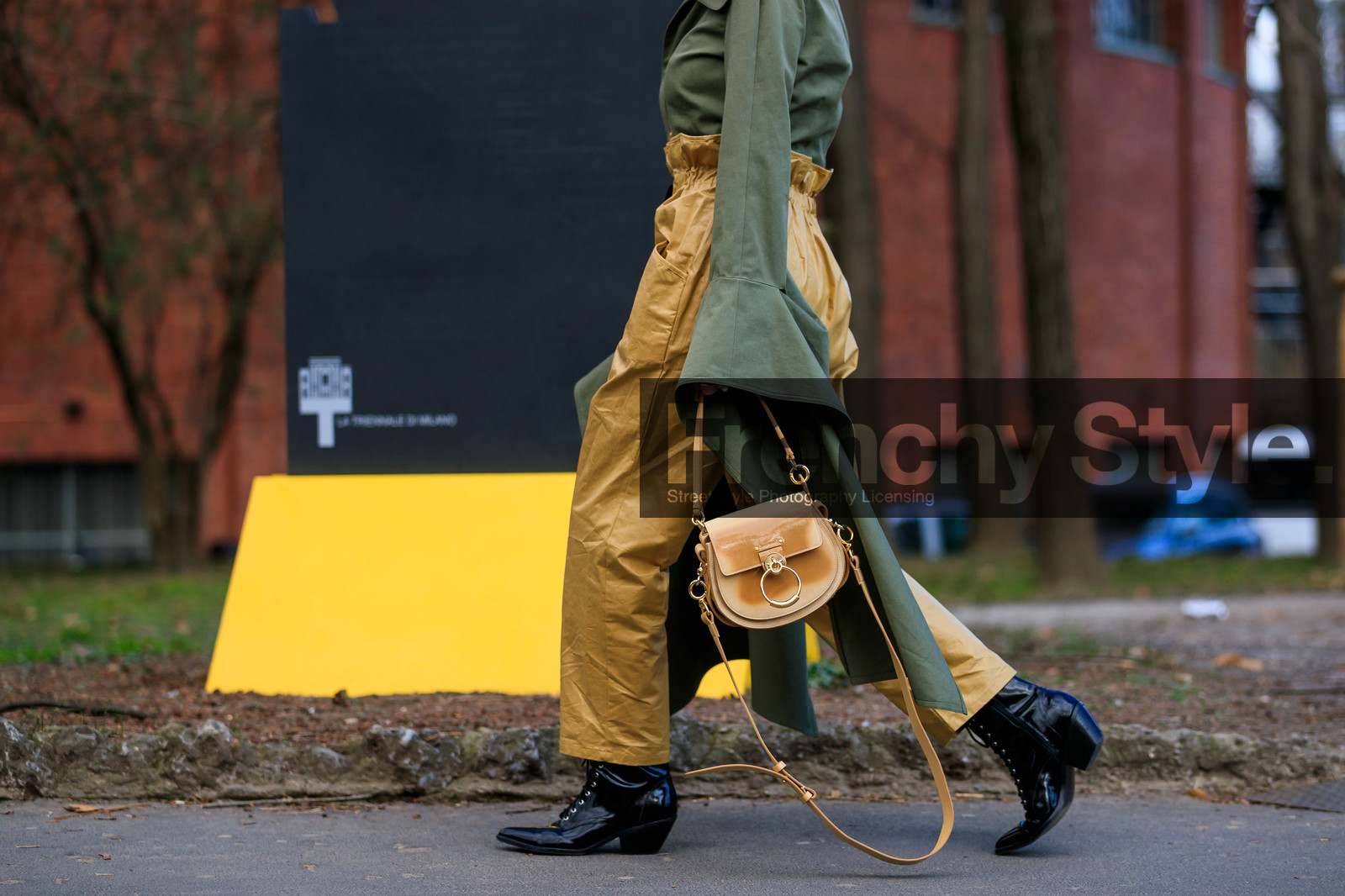 beige bag, beige pants, black shoes, chloé, green shirt, leather bag, leather shoes, oversize, trousers, xenia adonts, MILAN, MFW, fashion week, frenchystyle, FW, jonathan paciullo, street style, AUTUMN WINTER 2019-2020, AW 19-20, FALL WINTER 2019-2020, FW 19-20, atmosphere details, detail, horizontal