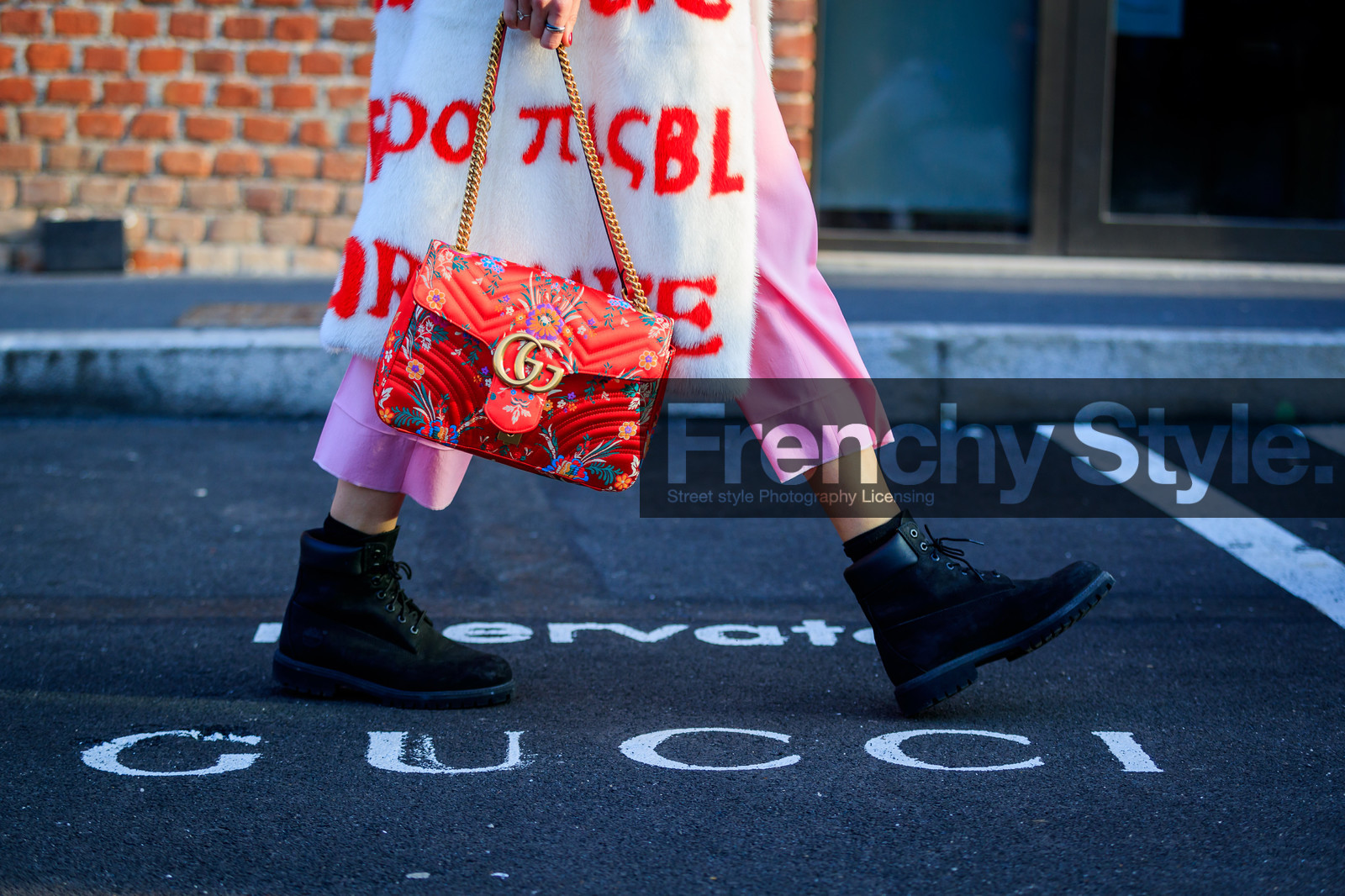 atmosphere details, AUTUMN WINTER 2017-2018, AW 17-18, black shoes, detail, FALL WINTER 2017-2018, fashion week, floral, flower, frenchystyle, Fur coat, FW, FW 17-18, gucci, horizontal, jonathan paciullo, leather bag, leather shoes, MFW, MILAN, pink pants, printed bag, printed coat, red bag, street style, trousers, veronika heilbrunner, white coat, white fur