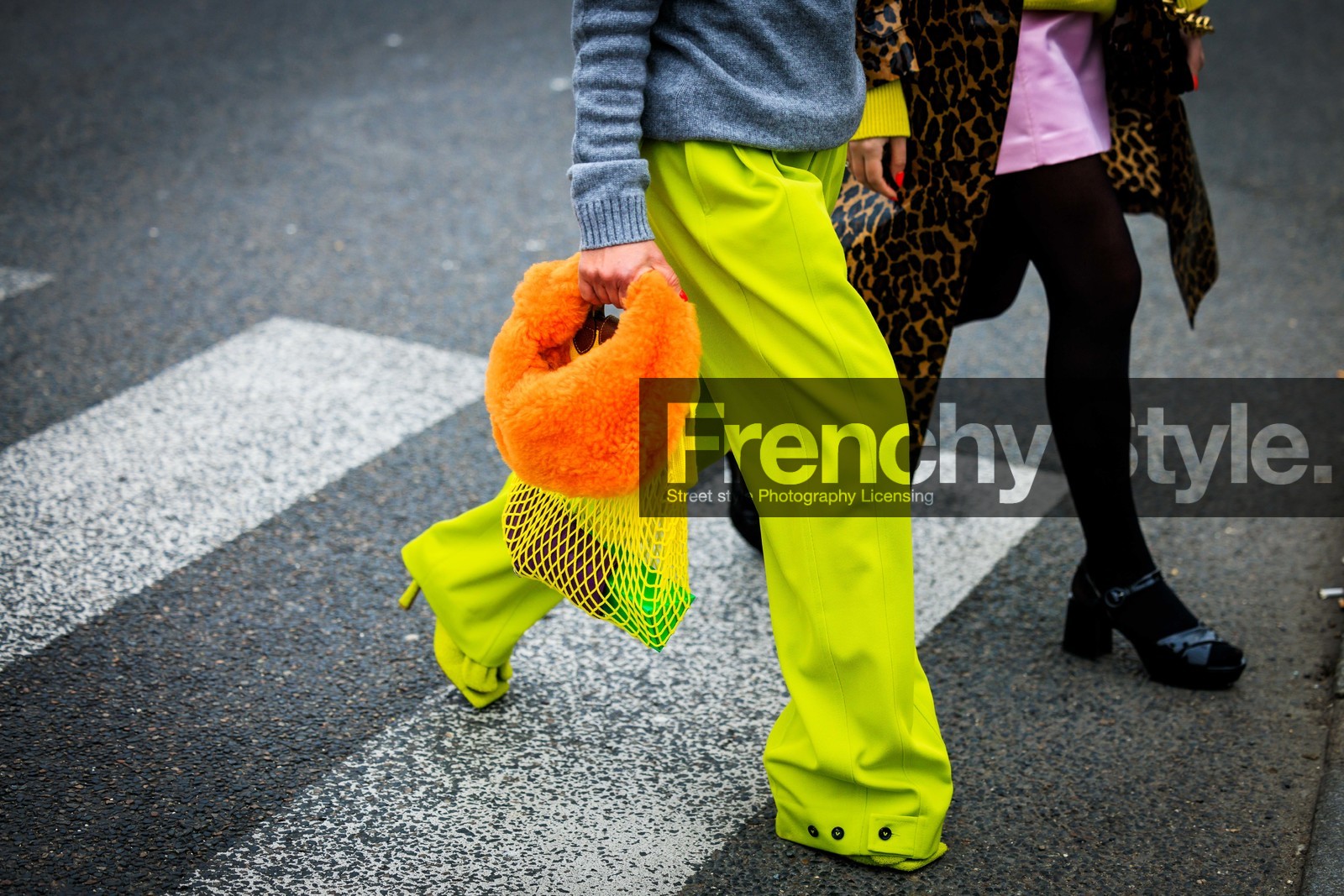 details, baggy pants, fluo green pants, orange bag, furry bag, bottega veneta bag, longchamp handbag, yellow bag, street style, jonathan paciullo, FW, frenchystyle, fashion week, AUTUMN WINTER 2022-2023, FALL WINTER 2022_2023, FW 22-23, PFW, PARIS, horizontal, atmosphere details, detail