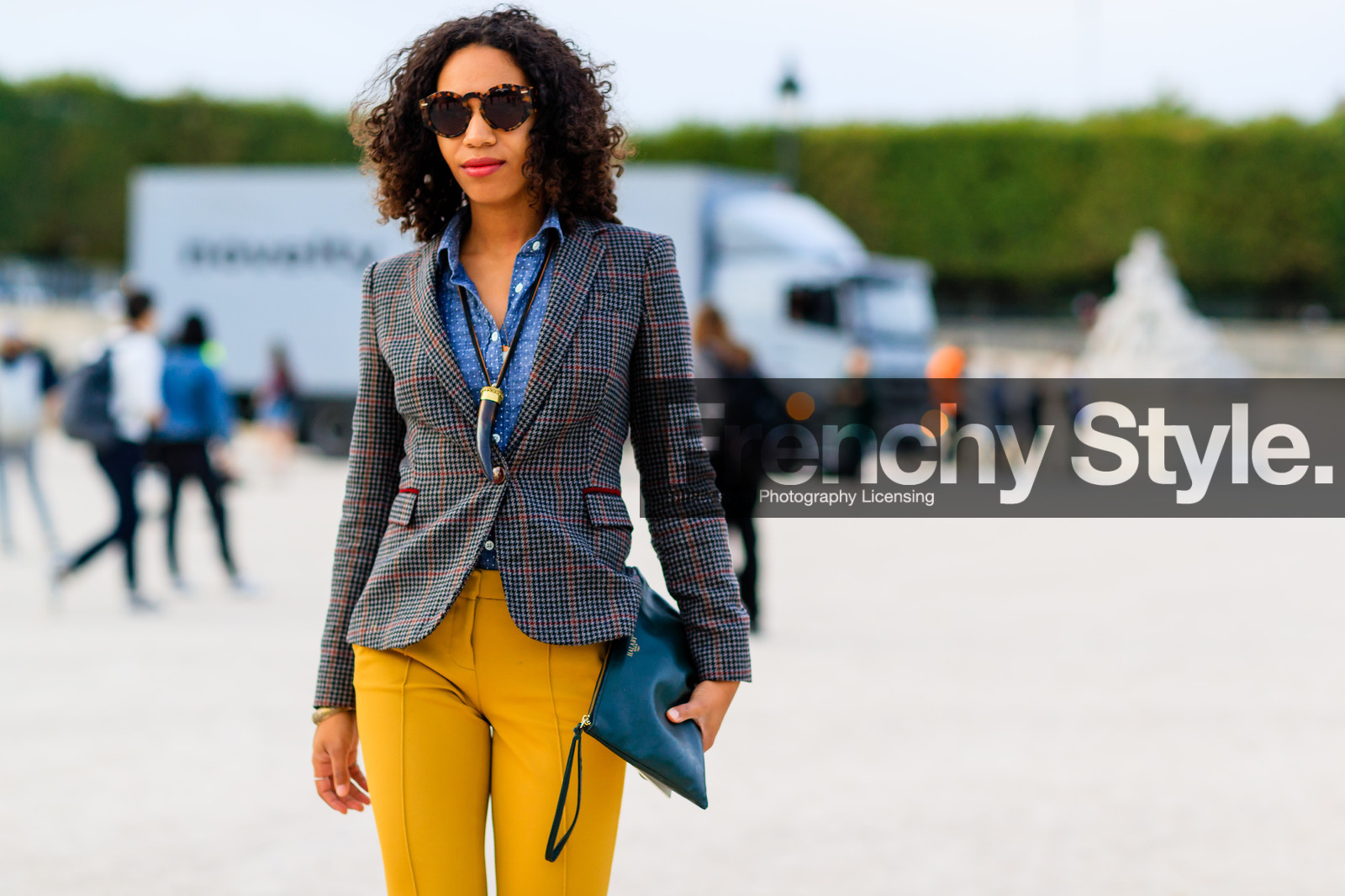 atmosphere details, blazer, blue shirt, checked jacket, coach, detail, emerald, fashion week, frenchystyle, FW, green bag, grey jacket, horizontal, jonathan paciullo, leather bag, necklace, PARIS, PFW, SPRING SUMMER 2017, SS 17, street style, sunglasses, trousers, yellow pants